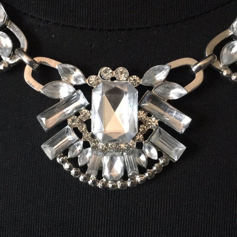 🦋 Crystal Statement Necklace